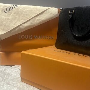 Louie Vuitton black hand had with strap